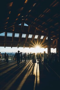 夕阳下廊桥的人群剪影