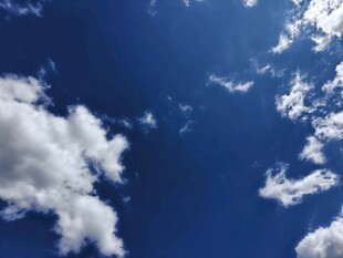 晴朗蓝天飘着朵朵白云