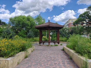 花园中的古朴凉亭