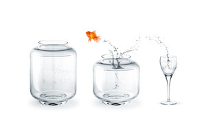 透明玻璃容器与酒杯组合