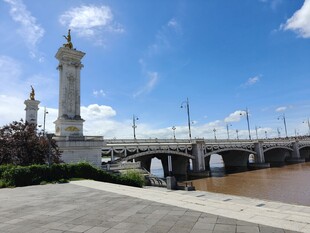 河畔桥梁与高耸纪念碑