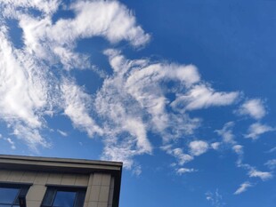蓝天与建筑旁的白云