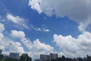 蓝天白云下的城市景观