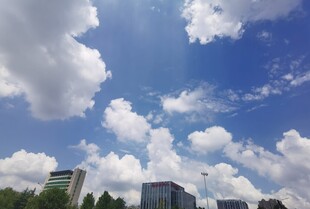 城市上空的蓝天白云