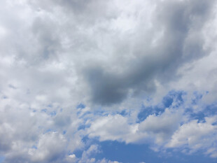 蓝天白云下的蓬松云朵