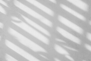 光影交错的条纹墙面