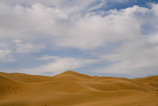 广袤沙漠与蓝天白云美景