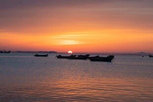 海上日落时的船只景象