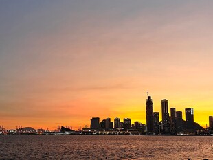 黄昏下的城市天际线美景