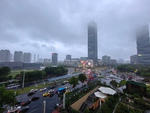 雨天城市交通与高楼景观