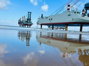 海上栈桥船只倒影美景