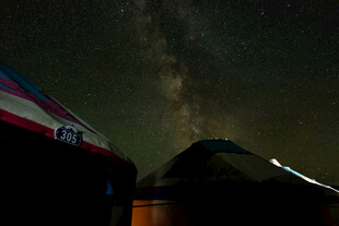 星空下的多彩帐篷