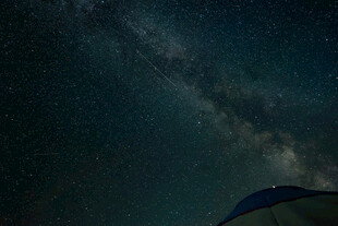 夜空下的神秘星空景象