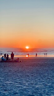 夕阳下的海滩人群