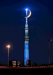 夜空下的璀璨摩天大楼