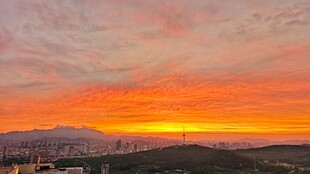 壮丽晚霞下的城市天际线