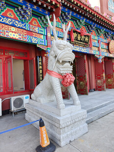 中式建筑前的石狮子雕像