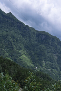 青山云雾间的自然美景