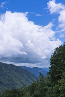 山间蓝天白云绿树美景