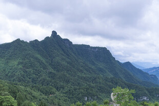 青山巍峨云雾缭绕美景