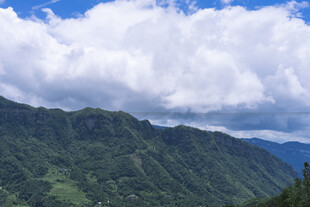 青山之上云海翻涌