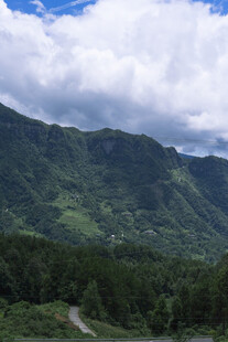 青山翠谷间的蜿蜒小路