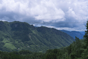 青山云雾间的秀丽景致