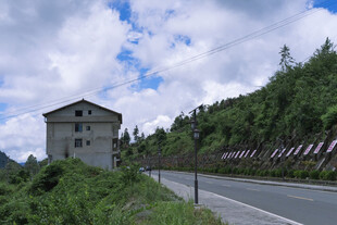 山间公路旁的古朴小屋