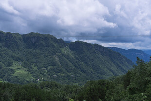 青山云雾间的壮美风光