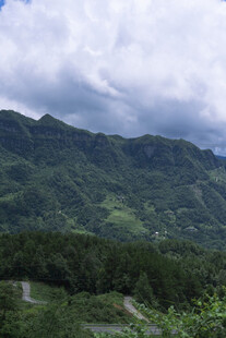 青山云雾间的自然美景