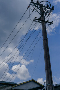 户外电线杆与空中电线