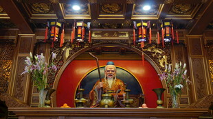 寺庙内庄严的佛像供奉场景