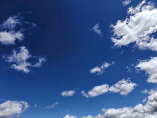 晴朗蓝天飘着朵朵白云