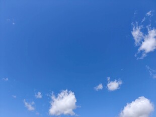 蓝天飘白云