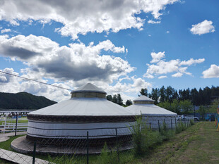 草原上的特色圆形建筑