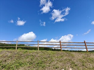 草原木栅栏与蓝天白云
