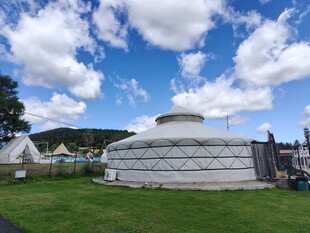 户外白色建筑与蓝天白云