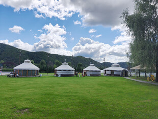 草原上的蒙古包风景