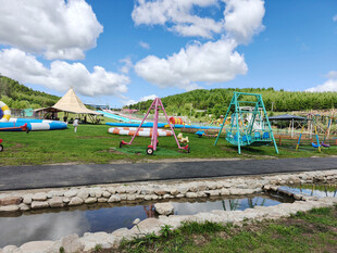 户外多彩游乐场景