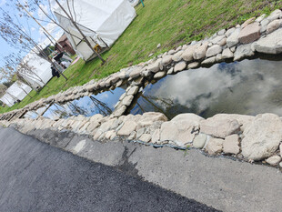 路边石砌小水渠景观