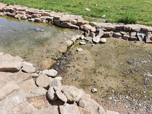 溪边石块与清澈浅水景观