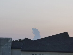 屋顶上方的奇异云朵