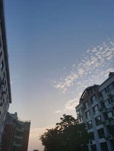 城市傍晚天空与建筑景观