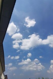 蓝天飘白云的开阔景致