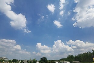 蓝天白云下的清新风景