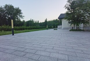 宁静的户外砖石铺就庭院