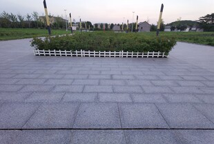户外整齐的石板铺就广场