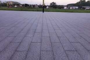 户外整齐铺设的砖石路面