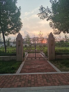 夕阳下的园区入口景观