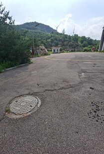 户外空旷水泥地及井盖